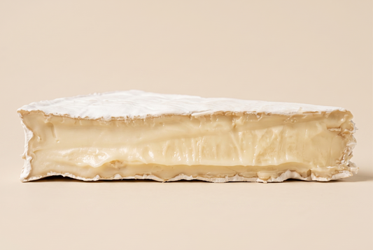 Interior cremoso del queso Brie artesanal.