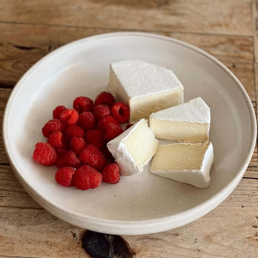 Queso Camembert artesanal acompañado de berries.