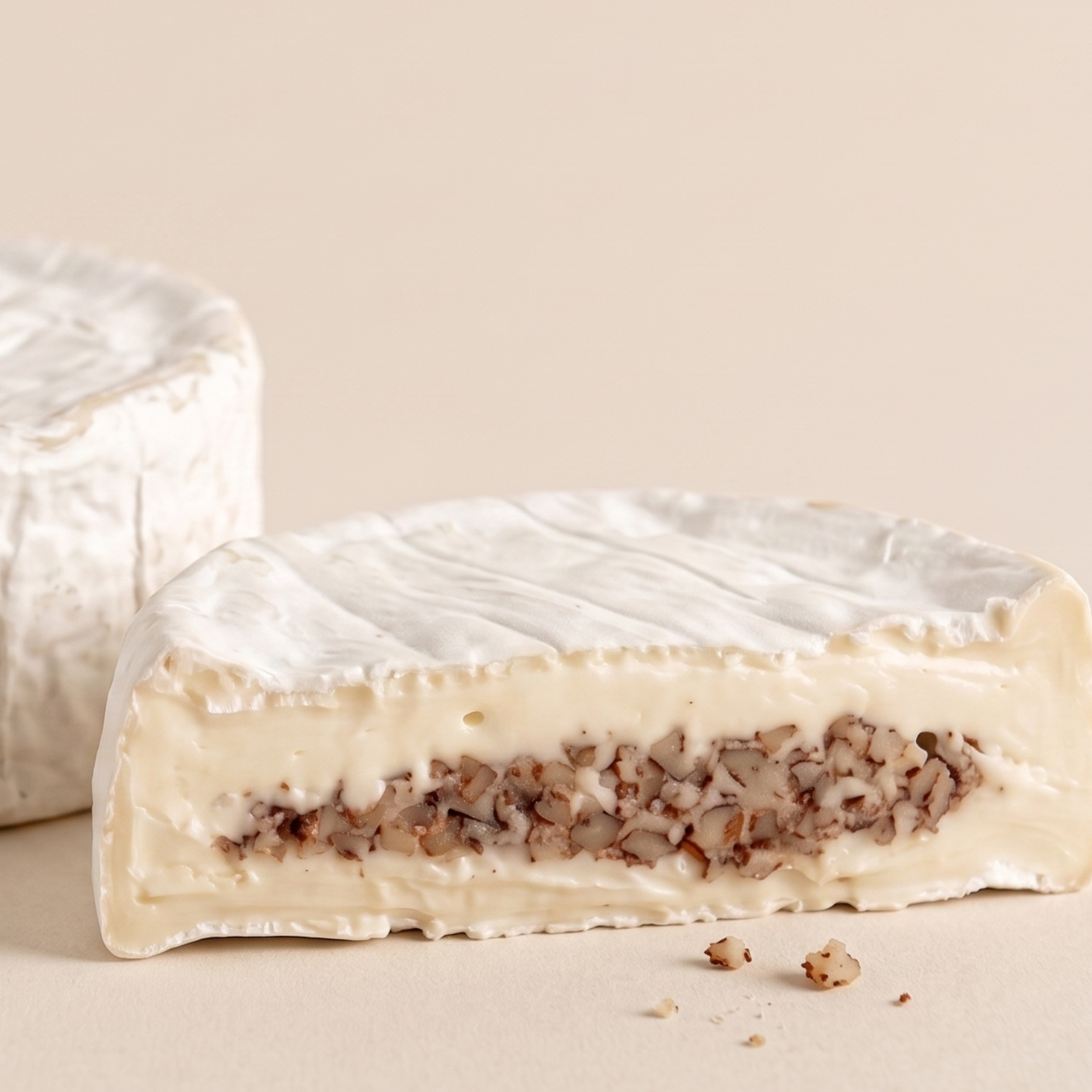 Queso Camembert con nuez artesanal de perfil.