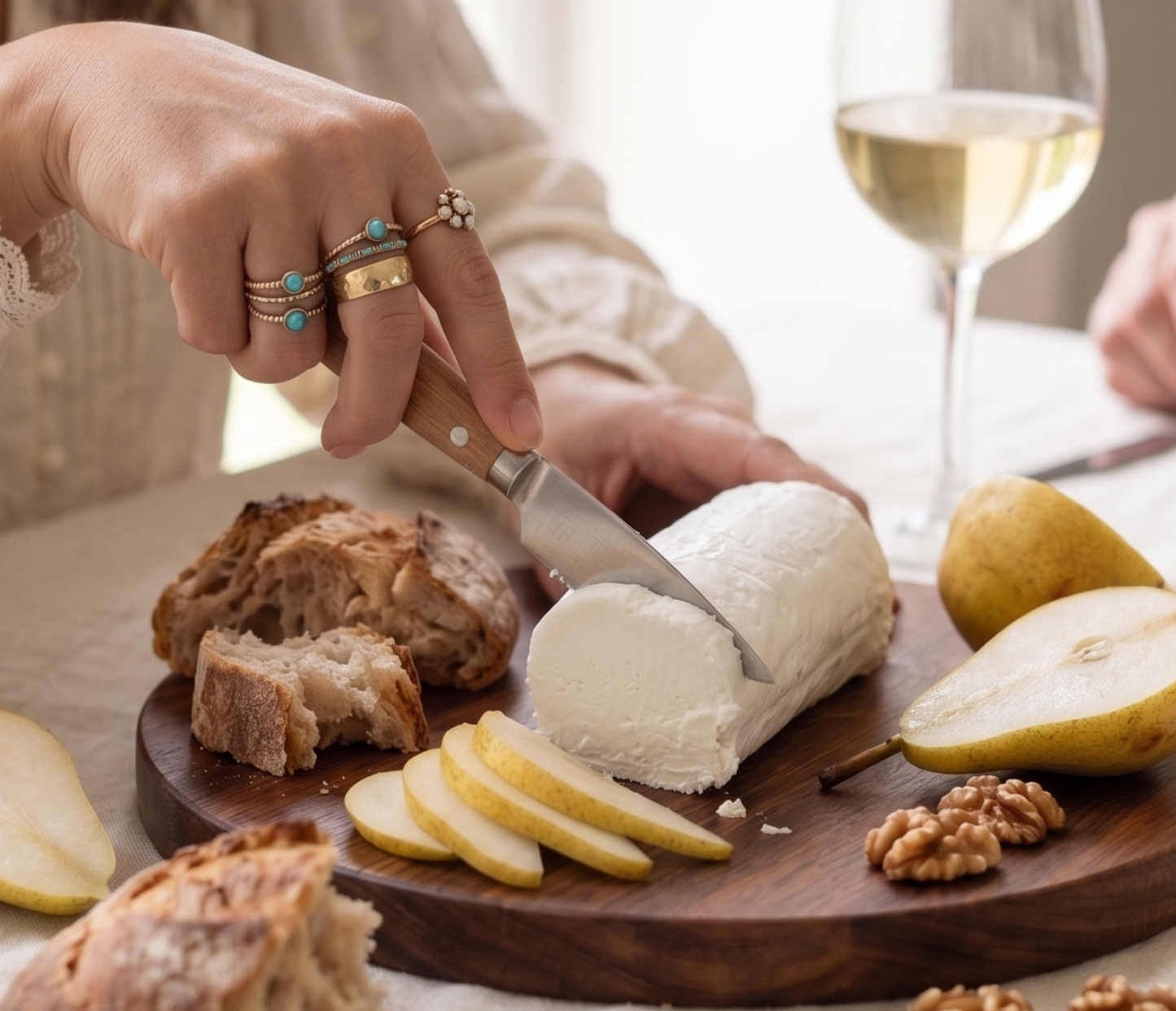 Corte de queso de cabra y maridaje con pera